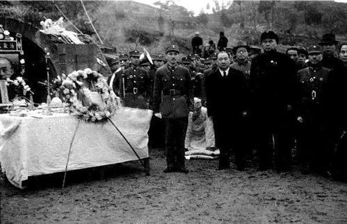 曾被传身亡的伊朗高官现身国葬现场